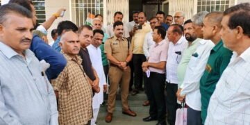 मनावर : लापता युवती को ढूंढने की मांग को लेकर सिर्वी समाज ने सौंपा ज्ञापन।