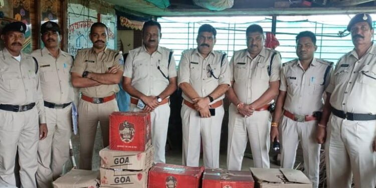 धार : आबकारी विभाग द्वारा अवैध रूप से संग्रहित 18 पेटी अंग्रेजी शराब जप्त की..