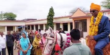 #धार : सेवानिवृति पर शिक्षक को घोड़ी पर बिठाकर बिदाई दी।