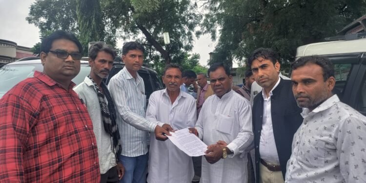 #धार : किसानों ने आवेदन सौंप कर विधायक को याद दिलाया पांच वर्ष पहले चुनाव के दौरान का आश्वाशन।