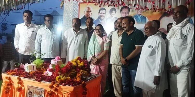 #धार : जिला पंचायत सदस्य कांग्रेस नेत्री राजुबेन चौहान ने जन्मदिन पर दिखाई ताकत, लगा समर्थकों का तांता..