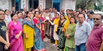 #धार : इंदौर के तिलक नगर थाने में अवैध रूप से की गई पिटाई के विरोध में सर्व ब्राह्मण समाज ने सौंपा ज्ञापन।