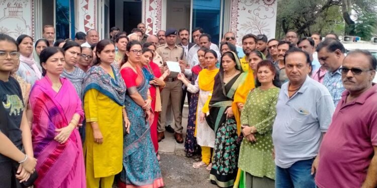 #धार : इंदौर के तिलक नगर थाने में अवैध रूप से की गई पिटाई के विरोध में सर्व ब्राह्मण समाज ने सौंपा ज्ञापन।