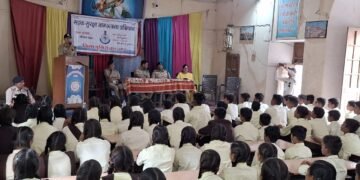 #धार : सुरक्षा जागरूकता अभियान अंतर्गत विद्यार्थियों को यातायात नियमों की दी समझाईश।