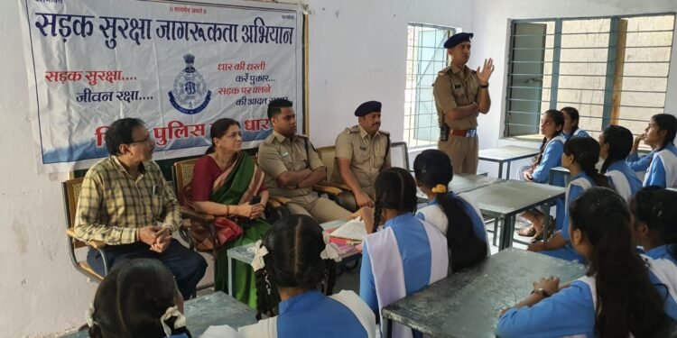 धार : दो पहिया वाहन चालकों द्वारा शतप्रतिशत हेलमेट उपयोग करने हेतु जागरूकता अभियान..