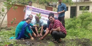 धार : प्लांट ए लाइफ अभियान के तहत शाखा प्रबंधक देशमुख के नेतृव मे पौधा रोपण किया।