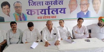 धार : स्वतंत्रता का उत्सव हुआ प्रारंभ, शहर कांग्रेस ने निकाली तिरंगा यात्रा..