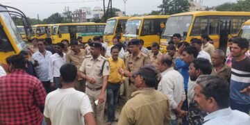 धार : पुलिस एवम परिवहन विभाग ने संयुक्त रूप से लगभग 10 स्कूल की लगभग 40 स्कूल बसों को चेक किया।