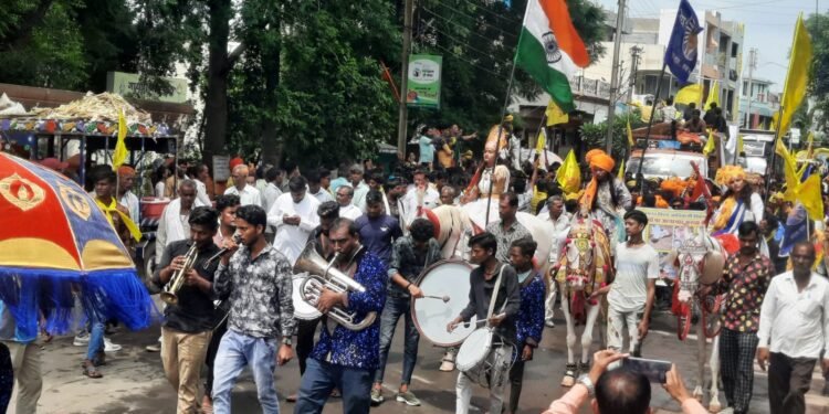 विश्व आदिवासी दिवस पर आदिवासी युवा शक्ति संगठन जयस के बैनर तले नगर में रैली निकाली।