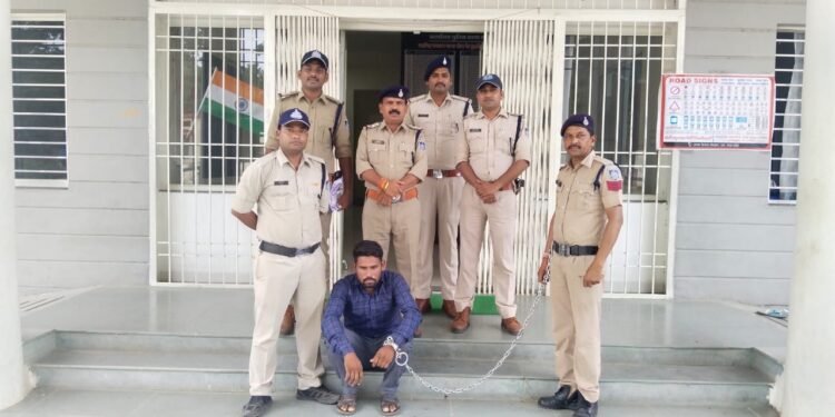 मनावर : 6 वर्षों से फरार 20 हजार का इनामी डकैत नूरु अवैध देसी कट्टे के साथ गिरफ्तार
