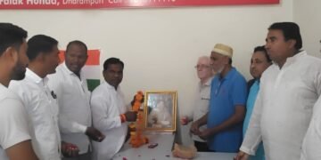 पूर्व प्रधानमंत्री राजीव गांधी के 79 जयंती पर ब्लॉक कांग्रेस कमेटी ने राजीव गांधी जी के छायाचित्र पर माल्या अर्पण किया गया।