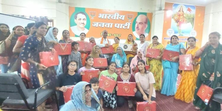 धार जिला कार्यालय पर राखी संग पाती कार्यक्रम में महिला मोर्चा की बहनों ने भाइयों से मांगा वचन।