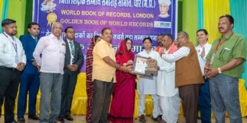 धार : जिला शिक्षक सम्मान समारोह समिति धार ने 180 सेवानिवृत्त शिक्षकों व 12 विशिष्ट प्रतिभाओं को भी सम्मानित किया।