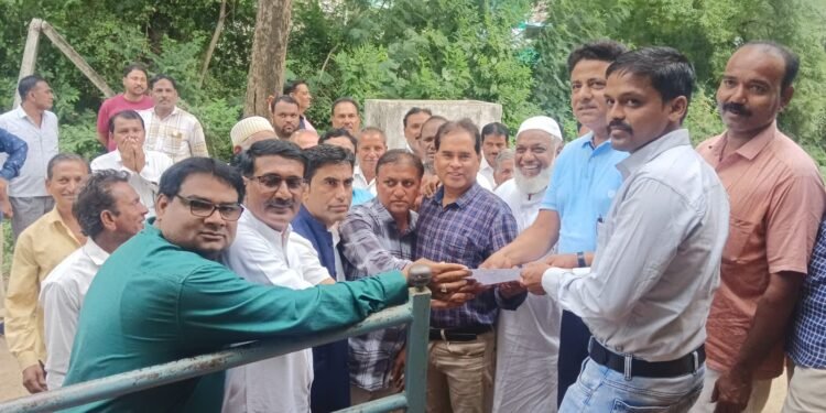 धरमपुरी : किसानों की सिंचाई की व आम उपभोक्ता के साथ अघोषित बिजली कटौती के विरोध में आवेदन सौंप।