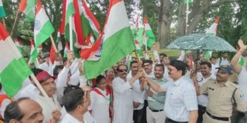 #धार : हड़ताल के 18वे दिन पटवारियों ने निकाली तिरंगा रैली, धारेश्वर महादेव को सौंपा ज्ञापन।