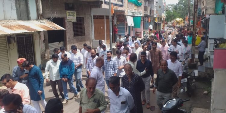 कुक्षी : पर्युषण पर्व के समापन पर निकला प्रभु का वरघोड़ा..