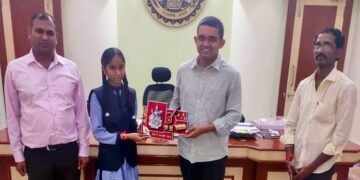 धार : कलेक्टर श्री मिश्रा ने छात्रा राजनंदिनी परमार को स्मृति-चिन्ह भेंट कर सम्मानित किया।