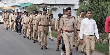 धार : नागदा में पुलिस ने दल-बल के साथ नगर में पैदल फ्लैग मार्च निकाला।