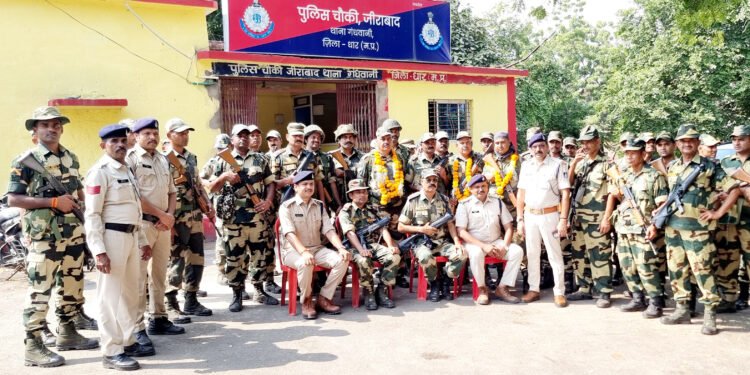धार : आगामी चुनाव को निष्पक्ष व शांतिपूर्ण कराने के उद्देश्य से जीराबाद में निकाला फ्लैग मार्च