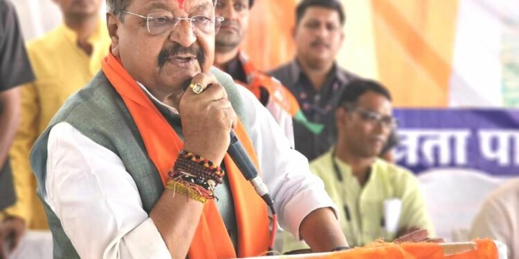 गंधवानी में भाजपा कार्यकर्ताओं की बैठक को भाजपा राष्ट्रीय महासचिव कैलाश विजयवर्गीय ने संबोधित किया।