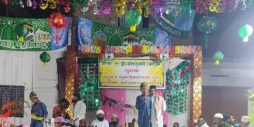 बच्चों को जमाअत की तरफ से प्रशंसा पत्र और कपड़े पुुस्तकें उपहार स्वरूप दिए गए।