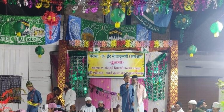 बच्चों को जमाअत की तरफ से प्रशंसा पत्र और कपड़े पुुस्तकें उपहार स्वरूप दिए गए।