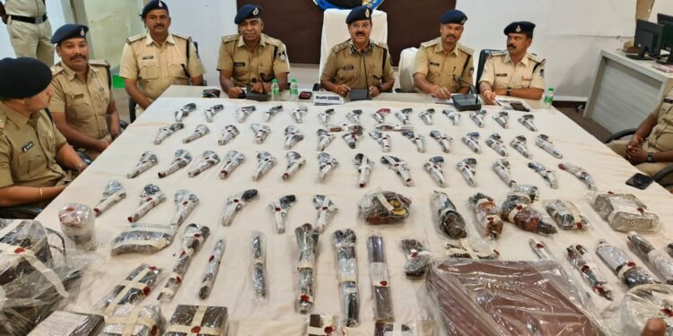 #धार : जंगल में रेड डालकर अवैध रुप से संचालित अवैध फायर आर्म्स की फेक्ट्री का किया पर्दाफाश।