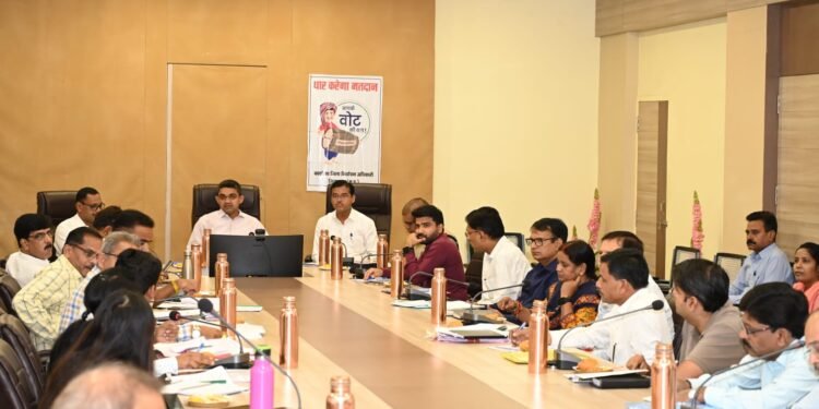 धार : आदर्श आचरण संहिता के उल्लंघन पर लगातार कार्यवाही हो- कलेक्टर प्रियंक मिश्रा