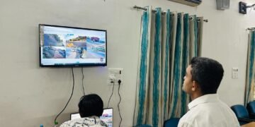 धार : 26 चेक पोस्ट पर 339 शासकीय सेवक, 24 घंटे रख रहे हैं वाहनों के आवागमन पर नज़र वेबकास्टिंग के ज़रिए हो रही है निगरानी, कलेक्टर ने देखी व्यवस्थाएँ