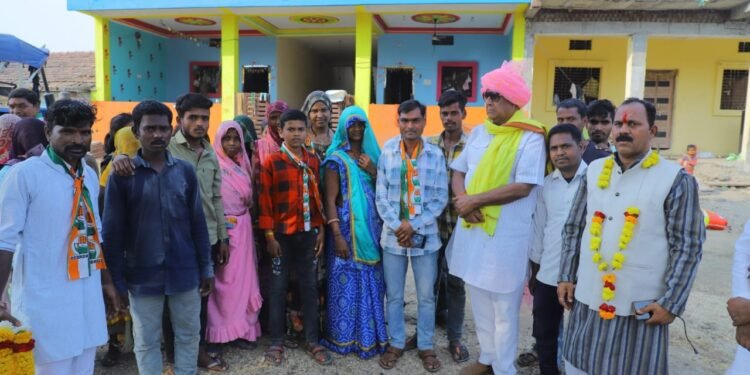 बदनावर : कांग्रेस प्रत्याशी भंवरसिंह शेखावत ने पश्चिम क्षेत्र में जनसंपर्क किया।