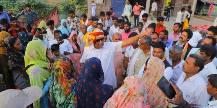 बदनावर : कांग्रेस प्रत्याशी भंवरसिंह शेखावत के तुफानी जनसंपर्क के दौरान सैकडों कार्यकर्ताओं न कांग्रेस का दामन थामा।