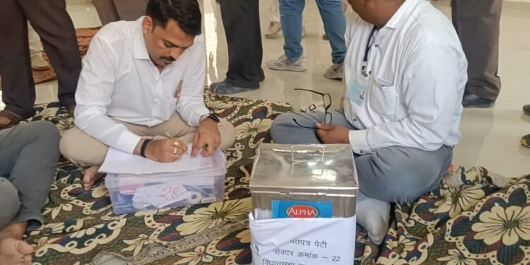 बदनावर : बदनावर विधानसभा में 80 प्लस के मतदान में बडी लापरवाही सामने आयी।