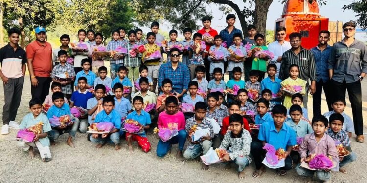 धार : निराश्रितो संग मनाई दिपावली..