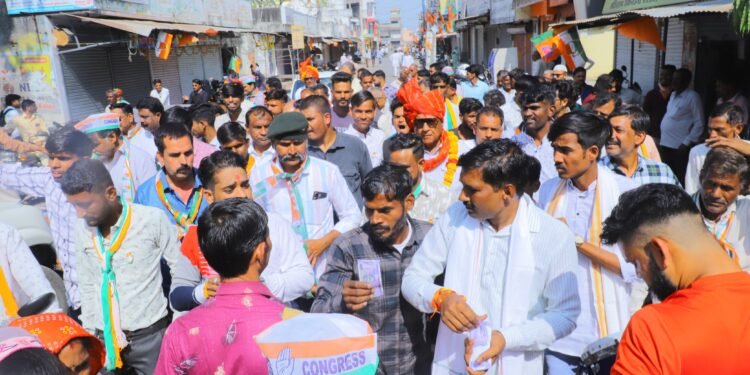 Badnawar : प्रत्याशी भंवर सिंह शेखावत में कई गांव का दौरा किया।