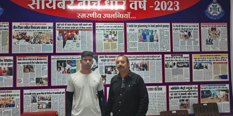 Dhar : गलत खाते में ट्रांसफर हुई 19,053/- रुपये की राशि को सायबर सेल धार टीम ने वापस करवाये।