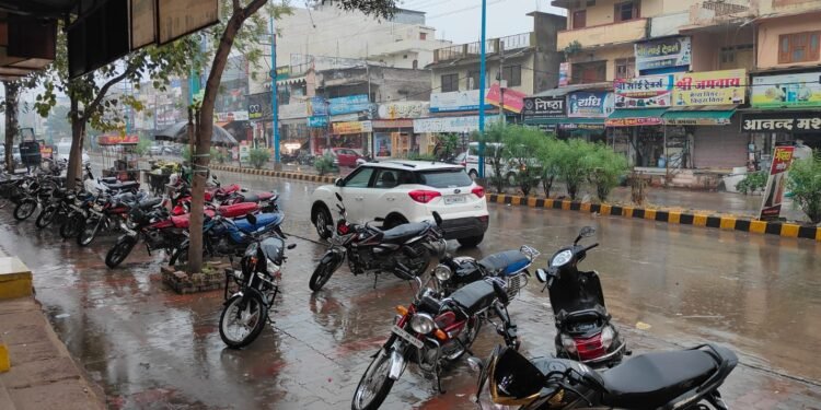 Dhar :  मौसम बारिश ने बिगाड़ी बाजारों की रंगत..