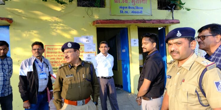 Dhar : कलेक्टर,एसपी पहुँचे गंधवानी विधानसभा क्षेत्र, किया मतदान केंद्रों का अवलोकन।