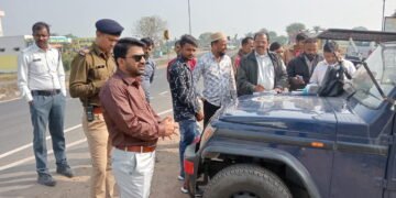 Dhar : बस ऑपरेटरों के साथ बैठक, अधिकारियों ने कहा कागज अधूरे तो कार्रवाई होगी