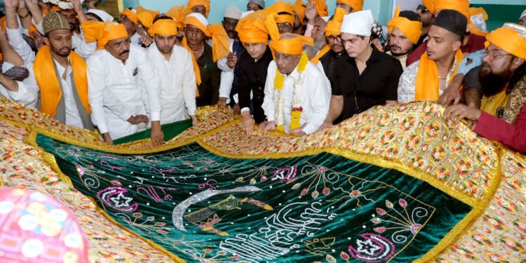 Dhar : चादर शरीफ पेश करने के साथ हुआ धार उर्स का आगाज