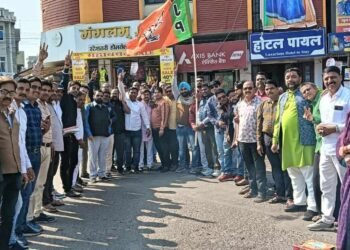 Dhar : प्रदेश के मुख्यमंत्री व दो उप मुख्यमंत्री शपथ लेने पर भाजपा कार्यकर्ताओं ने आतिशबाजी कर मिठाई खिलाकर खुशी मनाई