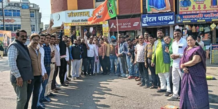 Dhar : प्रदेश के मुख्यमंत्री व दो उप मुख्यमंत्री शपथ लेने पर भाजपा कार्यकर्ताओं ने आतिशबाजी कर मिठाई खिलाकर खुशी मनाई