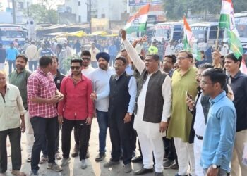 Dhar : धार में कांग्रेसियों ने आतिशबाजी कर बांटी मिठाई..