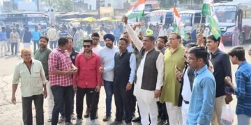 Dhar : धार में कांग्रेसियों ने आतिशबाजी कर बांटी मिठाई..