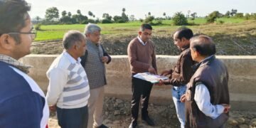 Dhar : कलेक्टर ने विश्व बैंक की टीम के साथ किया निरीक्षण।