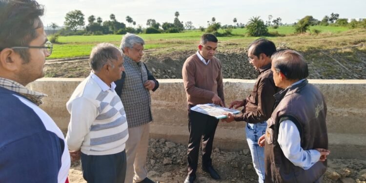 Dhar : कलेक्टर ने विश्व बैंक की टीम के साथ किया निरीक्षण।