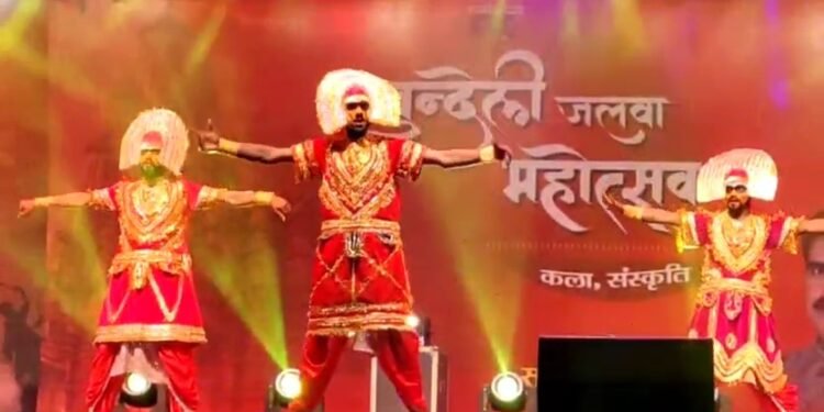 Damoh : बुंदेली जलवा महोत्सव में पहुंचे कलाकारों ने बिखेरे कला एवं संस्कृति के रंग..