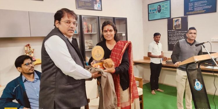 Dhar : पुलिस परिवार के छात्र -छात्राओं को दिया मार्गदर्शन..