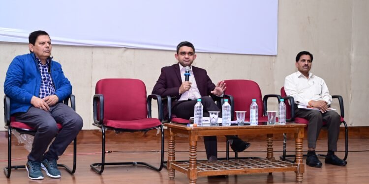 Dhar : विद्यार्थियों को सकारात्मक सोच और समय का बेहतर प्रबंधन कर प्रश्न हल करने की समझाइश दें – कलेक्टर श्री मिश्रा