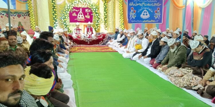 Dhar : चादर जुलूस के साथ मेहबुल आरेफीन हजरत सूफी हाफीज मोहम्मद गोस रहे. का 10 वा उर्स का मनाया गया।