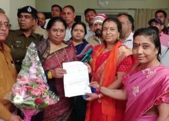Dhar : म. प्र. राज्य कर्मचारी संघ ने अपनी  मांगों को लेकर महिला  एवं बाल विकास मंत्री को ज्ञापन सोपा।